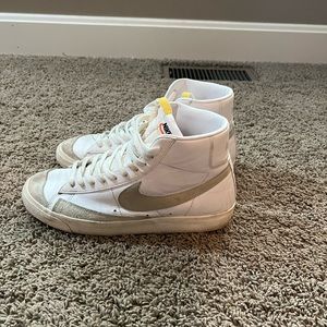 Nike Blazer tan swoosh